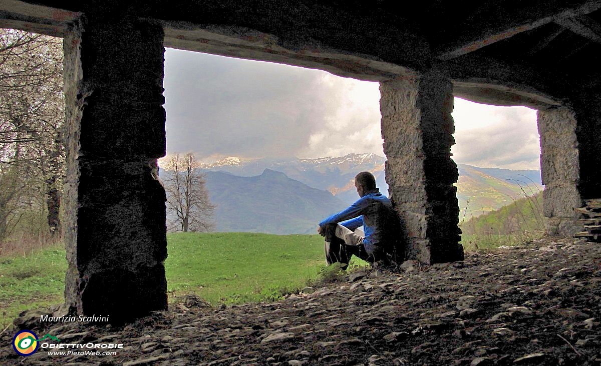 45 Piazzoli, siamo in due ad aspettare che passi il  temporale. Io e....JPG